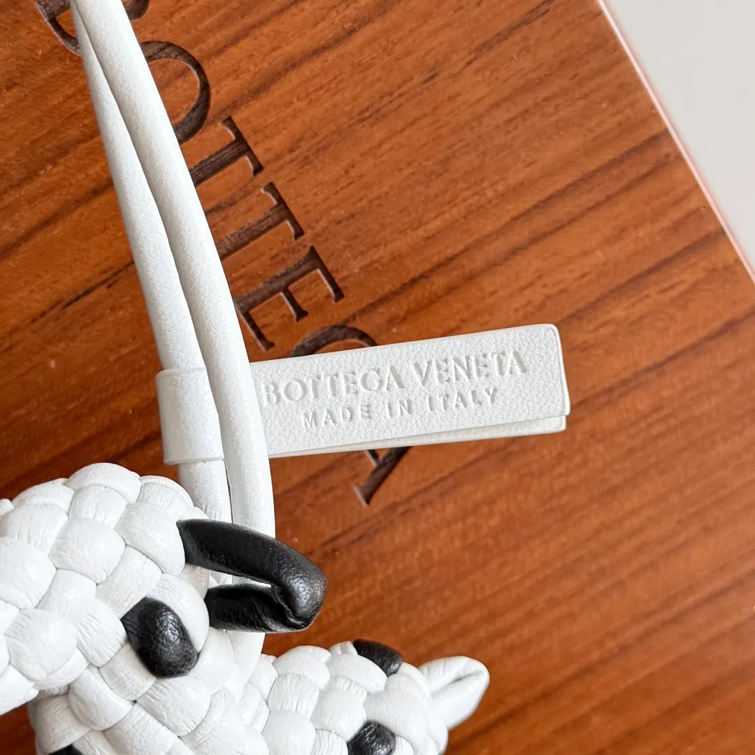 Batch 540 BOTTEGA VENETA2025 new puppy-shaped pendant braided puppy is now online😎The leather braided puppy-shaped pendant can be hung on any handbag, and it is as cute, delicate and colorful as it matches with a bag. Cute and cute, it will touch your heart at any time. It can be hung on bags or keychains. Who can resist such a cute puppy? Style number: 807068